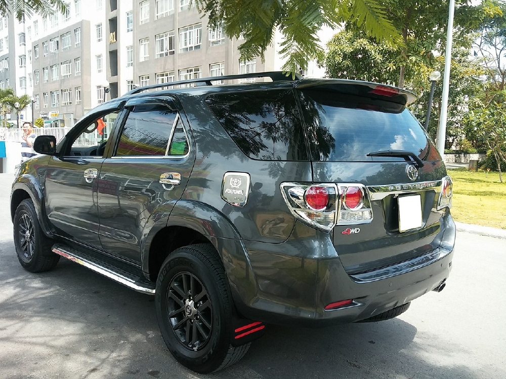 Cần bán xe Toyota Fortuner 2015 mt dầu màu xám chì zin