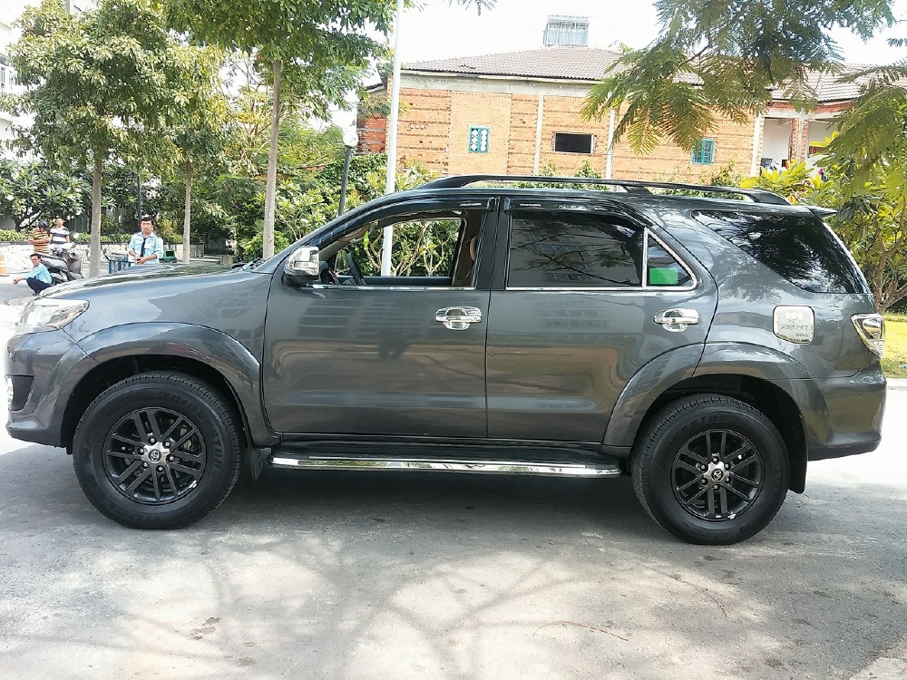 Cần bán xe Toyota Fortuner 2015 mt dầu màu xám chì zin