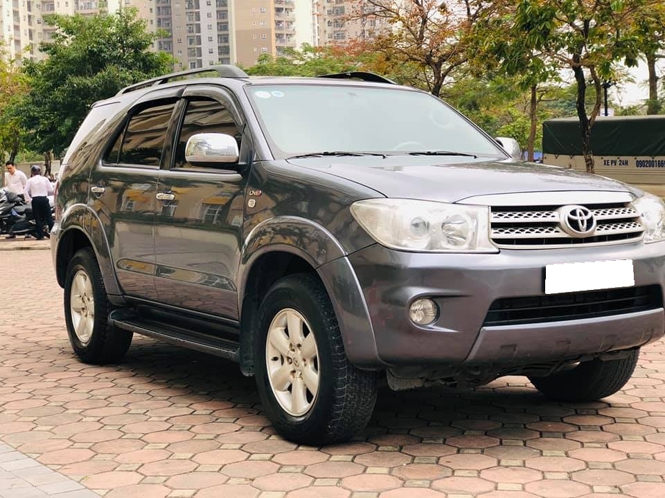 Bán Toyota Fortuner 2010 máy dầu Xám chì xe đi kỹ