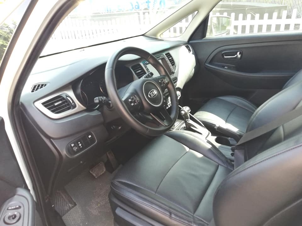 Bán Kia Rondo 2017 tự động dầu màu bạc xe gia đình chính chủ.