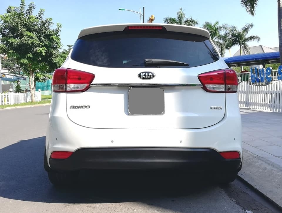 Bán Kia Rondo 2017 tự động dầu màu bạc xe gia đình chính chủ.