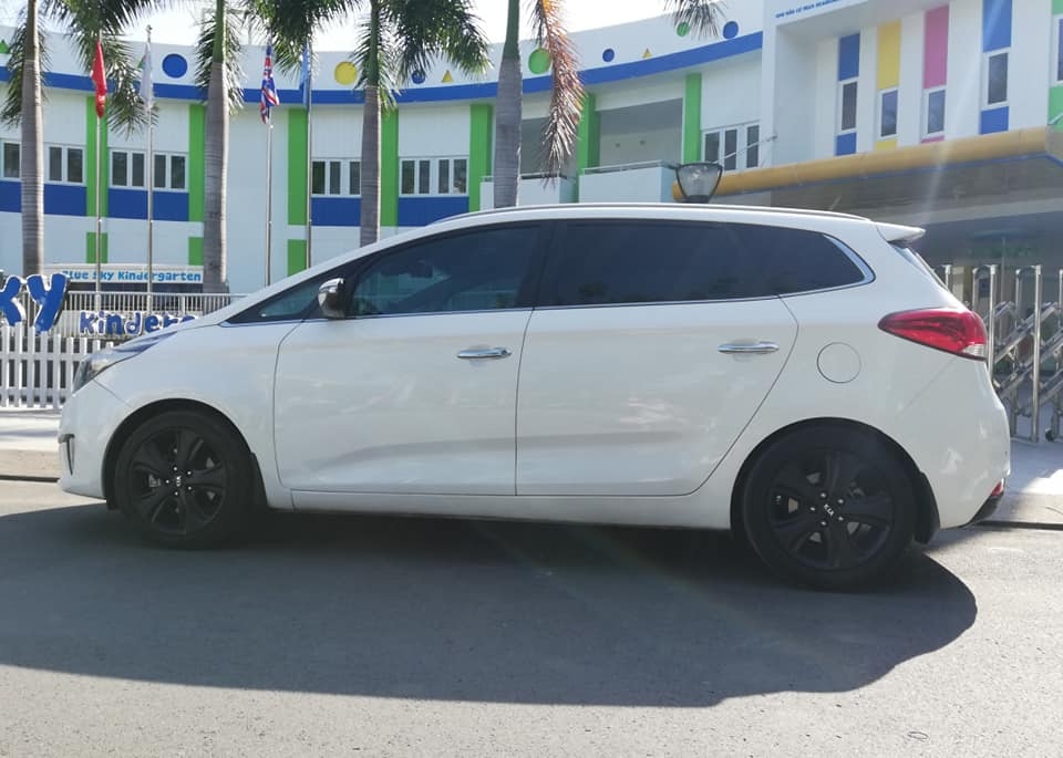 Bán Kia Rondo 2017 tự động dầu màu bạc xe gia đình chính chủ.