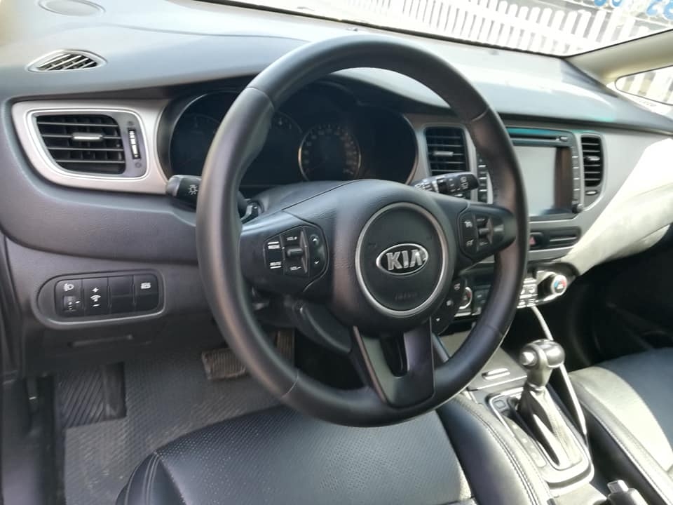 Bán Kia Rondo 2017 tự động dầu màu bạc xe gia đình chính chủ.
