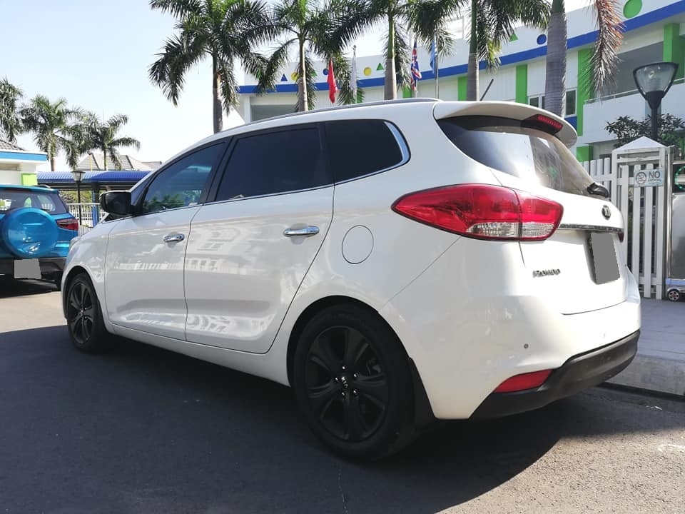 Bán Kia Rondo 2017 tự động dầu màu bạc xe gia đình chính chủ.
