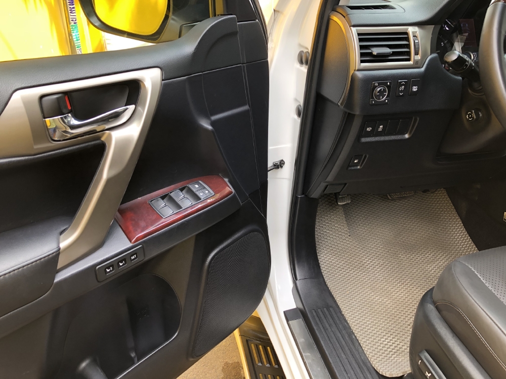 Mình cần bán Lexus GX460 full 2016 trắng thể thao