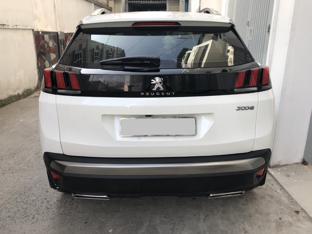 Cần bán xe Peugeot 3008 model 2018 màu trắng