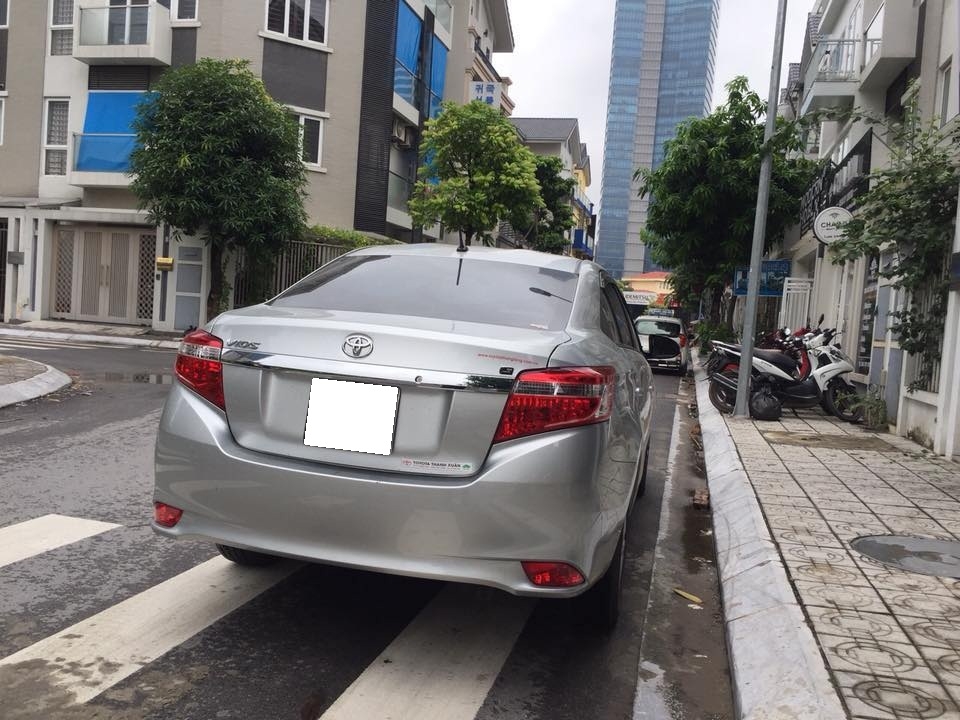 Gia đình cần bán xe TOYOTA vios 2017, số tự động, màu bạc