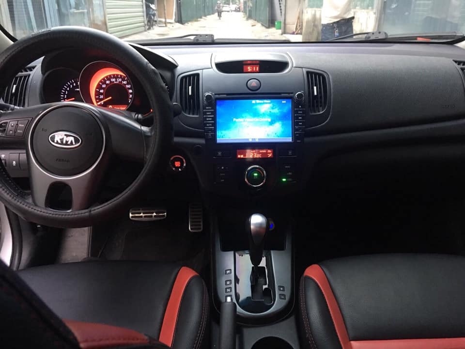 Gia đình cần bán Kia cerato 2010, số tự động, màu bạc
