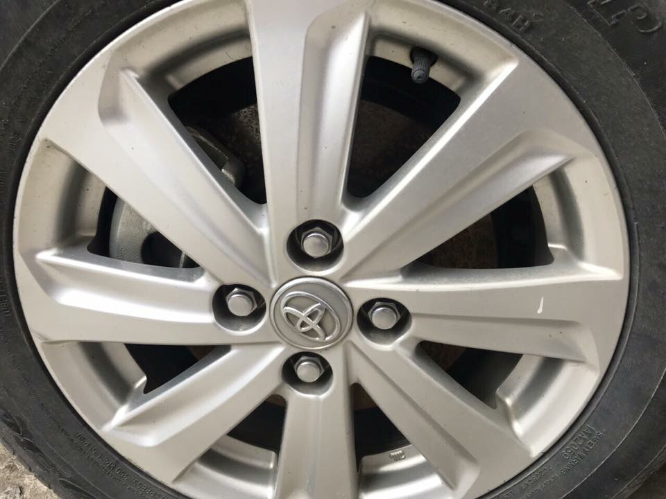 Gia đình cần bán xe TOYOTA vios 2017, số tự động, màu bạc