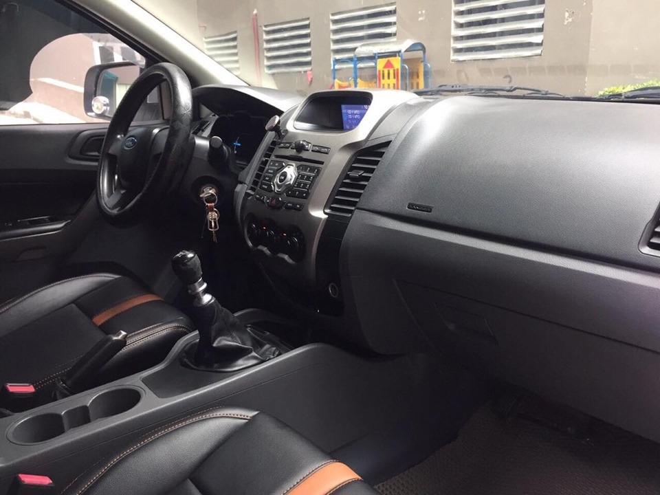 Cần bán xe Ranger XLS 2016, số sàn, máy dầu, màu trắng