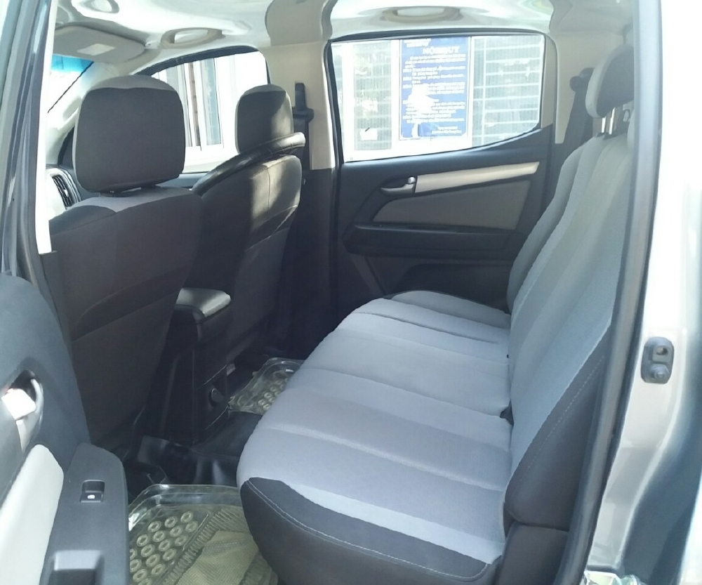 Nhà cần bán xe Chevrolet Colorado LT 2018 máy dầu số sàn 2 cầu điện