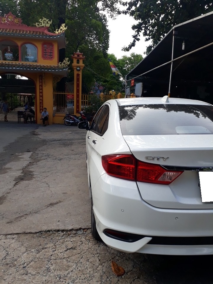Cần bán gấp City 2017 đăng ký 2018 số tự động, màu trắng