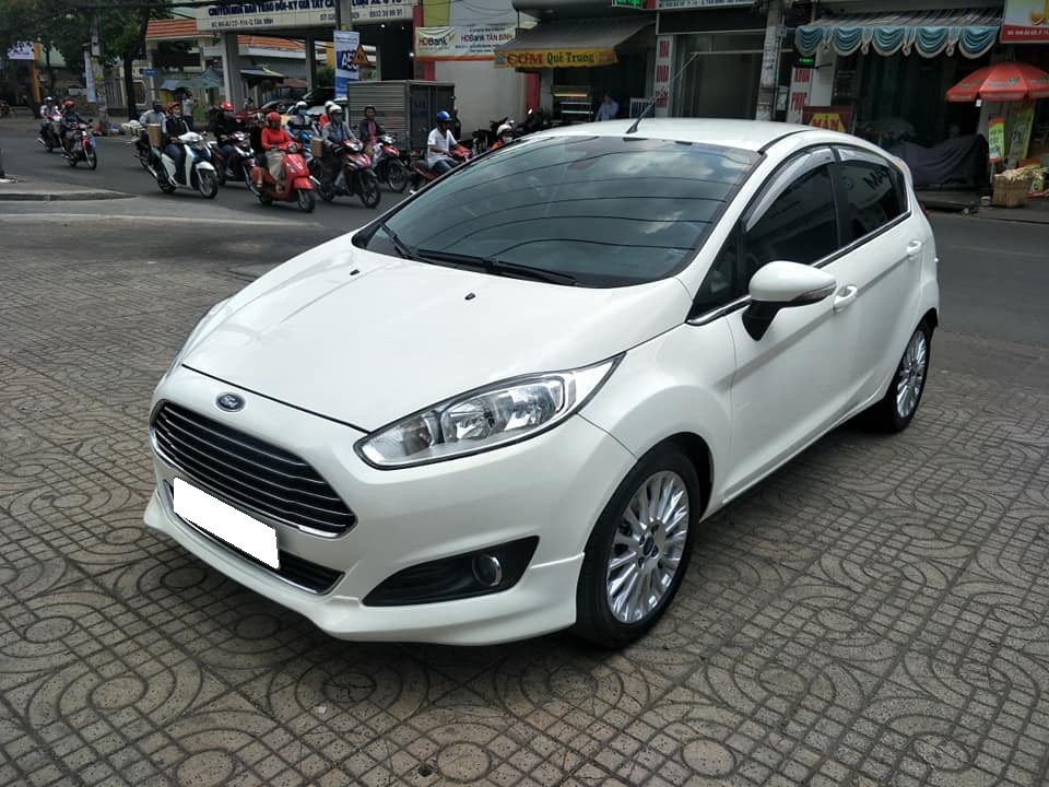 Fiesta S 2014, số tự động, màu trắng tinh.