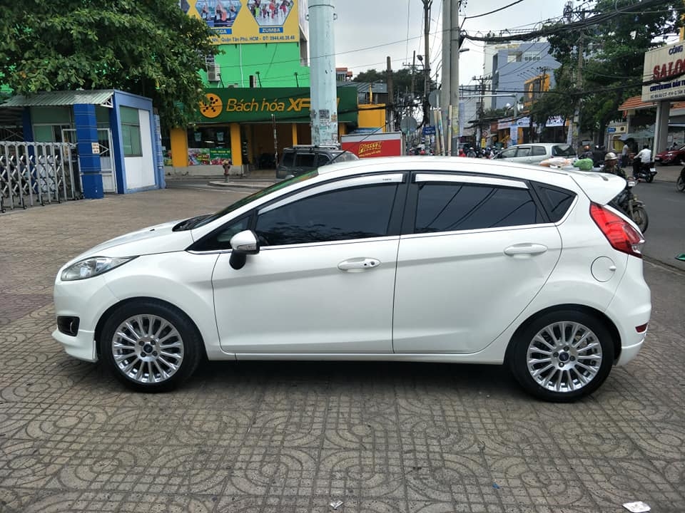 Fiesta S 2014, số tự động, màu trắng tinh.