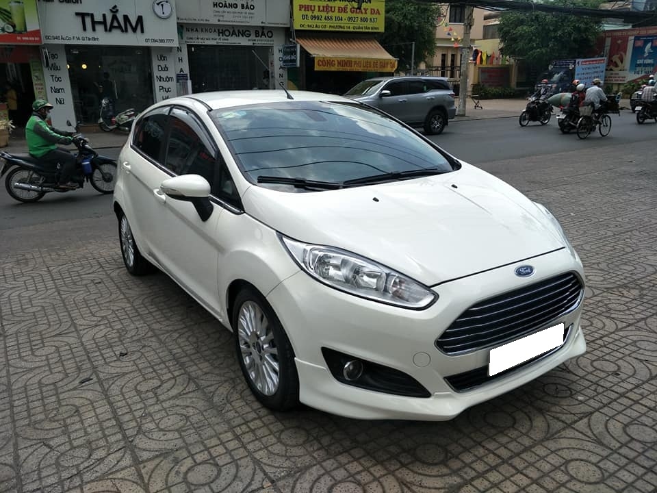 Fiesta S 2014, số tự động, màu trắng tinh.