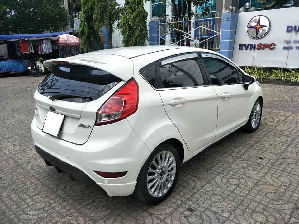 Fiesta S 2014, số tự động, màu trắng tinh.
