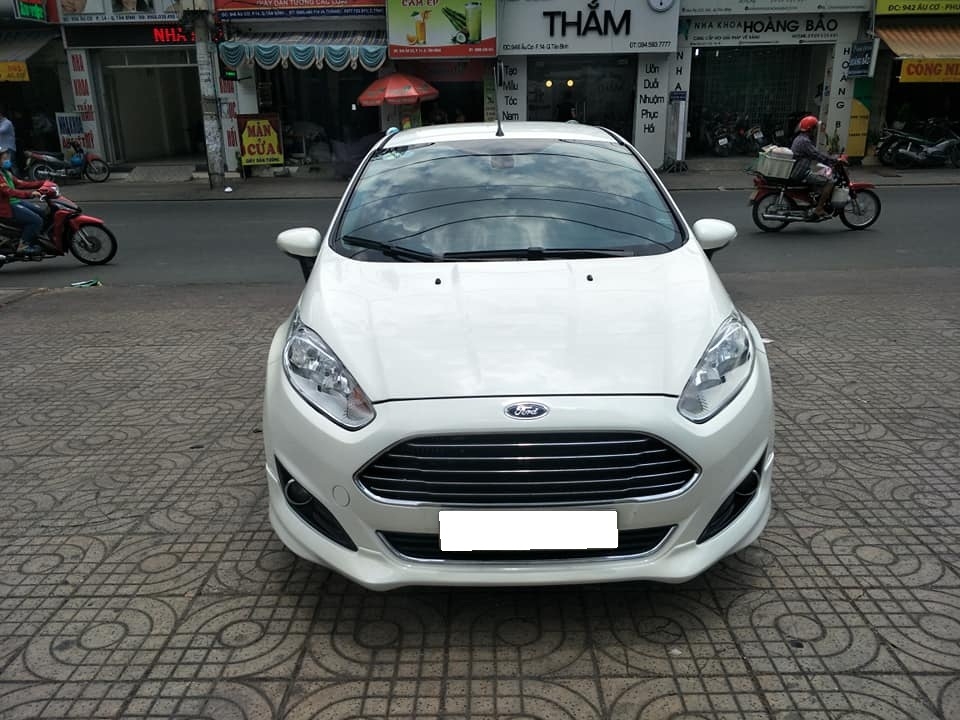 Fiesta S 2014, số tự động, màu trắng tinh.