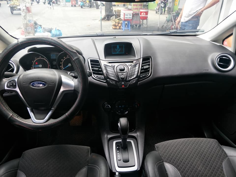Fiesta S 2014, số tự động, màu trắng tinh.
