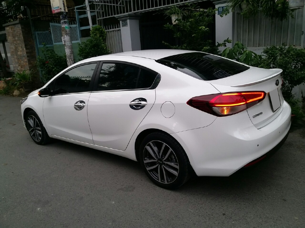 Mình cần bán Kia Cerato 2017 tự động màu trắng xe tuyệt đẹp.