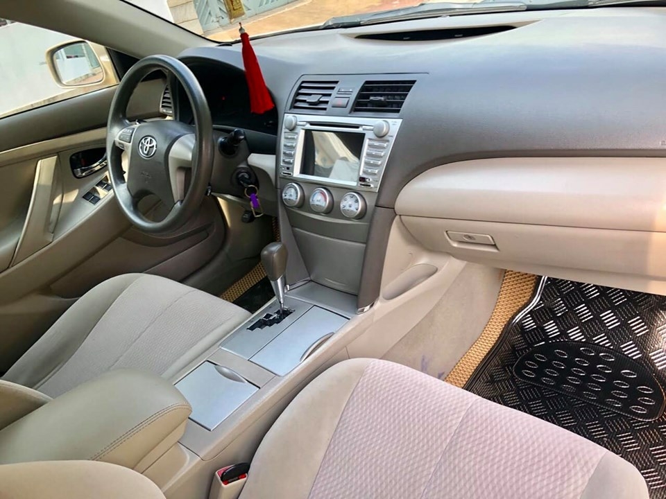 Bán Toyota Camry LE 2010 màu vàng xe zin nguyên như mới.