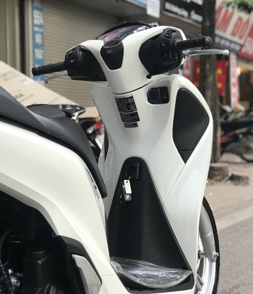 Bán SH Việt 150 ABS cuối 2018 màu Trắng chạy 1000km , dán kín nilon cả xe