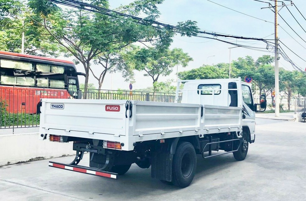 XE TẢI FUSO CANTER4.99 , THÙNG DÀI 4.35M, TẢI 2.1 TẤN, XE NHẬT 100%.