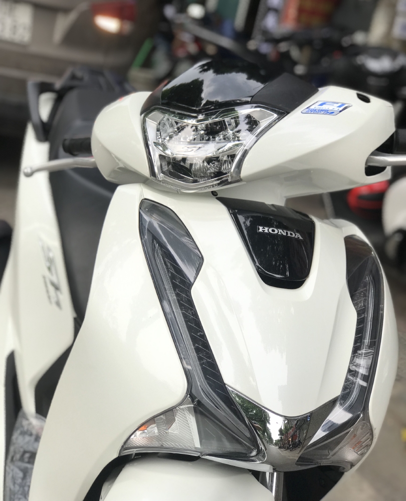 Bán SH Việt 150 ABS cuối 2018 màu Trắng chạy 1000km , dán kín nilon cả xe
