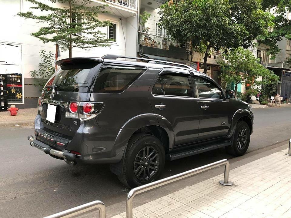 Cần bán xe Toyota Fortuner 2015 máy dầu số sàn, màu xám chì,
