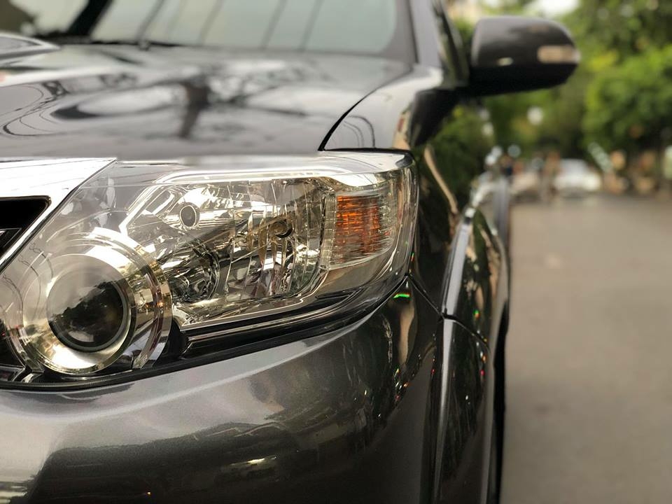 Cần bán xe Toyota Fortuner 2015 máy dầu số sàn, màu xám chì,