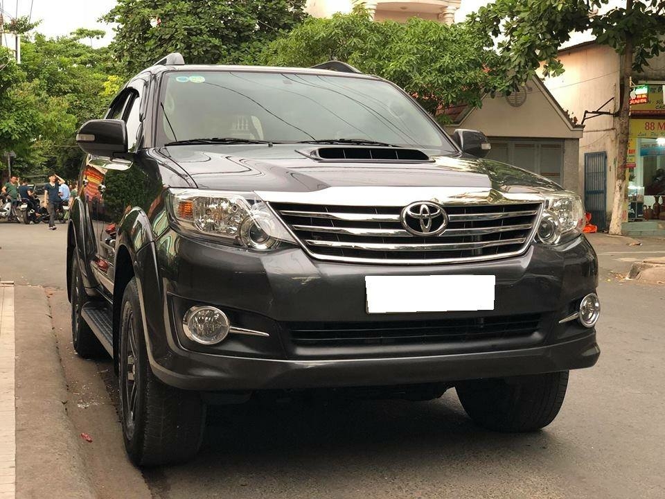Cần bán xe Toyota Fortuner 2015 máy dầu số sàn, màu xám chì,