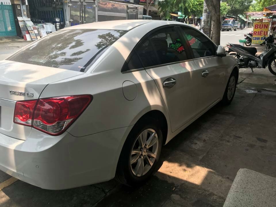 Cần bán Chevrolet Cruze 2016 số sàn màu trắng