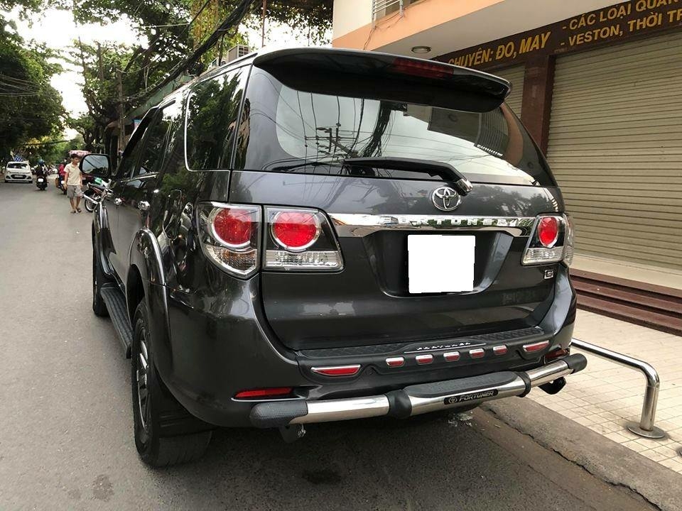 Cần bán xe Toyota Fortuner 2015 máy dầu số sàn, màu xám chì,