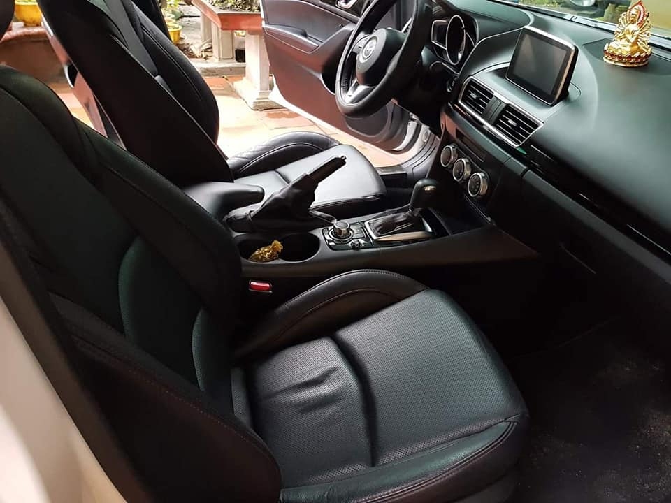 Cần bán xe Mazda 3 2017 số tự động màu trắng