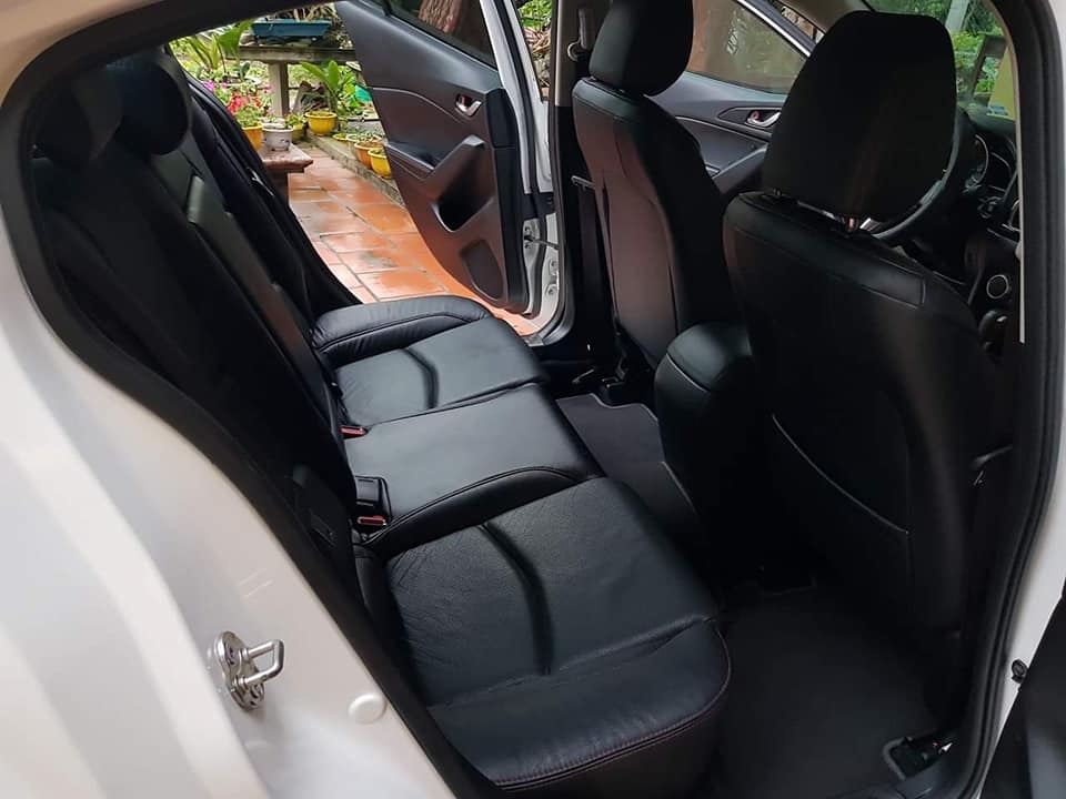Cần bán xe Mazda 3 2017 số tự động màu trắng