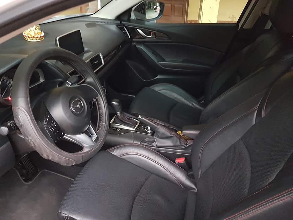 Cần bán xe Mazda 3 2017 số tự động màu trắng