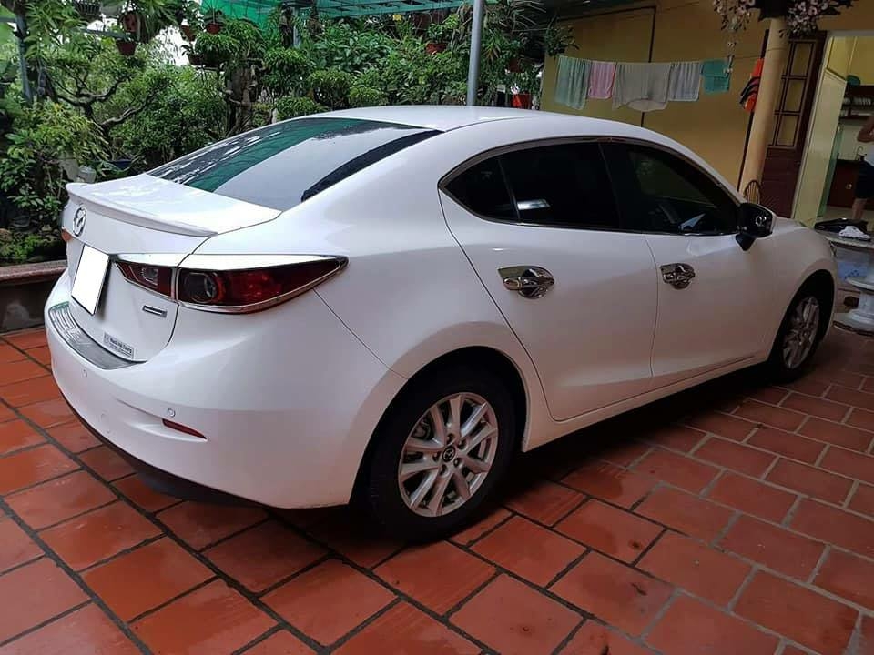 Cần bán xe Mazda 3 2017 số tự động màu trắng