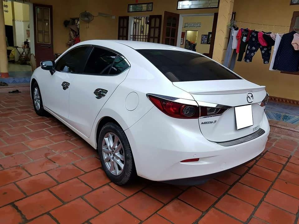 Cần bán xe Mazda 3 2017 số tự động màu trắng