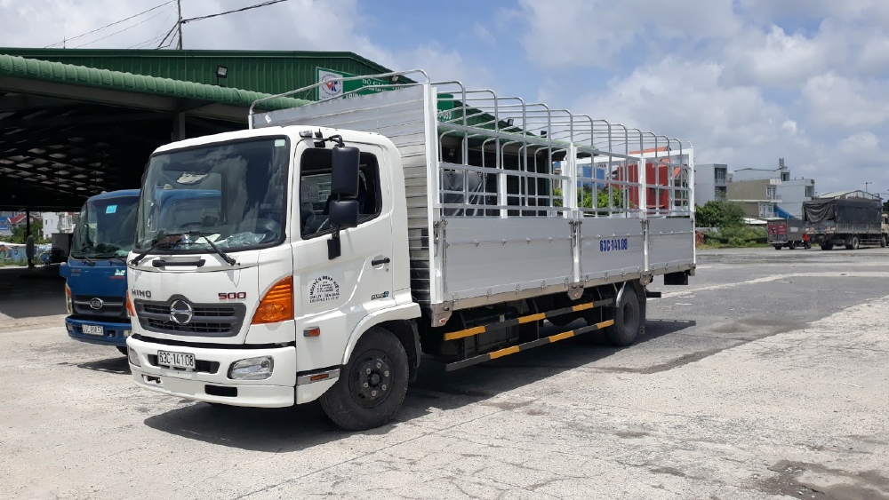 Xe tải Hino FC Tải 6 Tấn ( thùng bửng nhôm), Trả trước 300 triệu