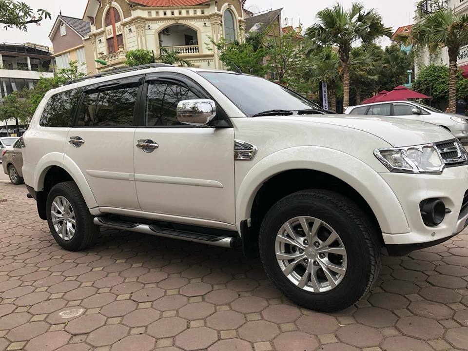 Gia đình cần bán xe Mitsubishi Pajero sport 2017 màu trắng số tự động
