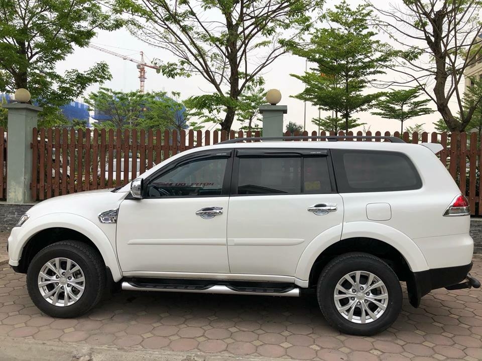 Gia đình cần bán xe Mitsubishi Pajero sport 2017 màu trắng số tự động