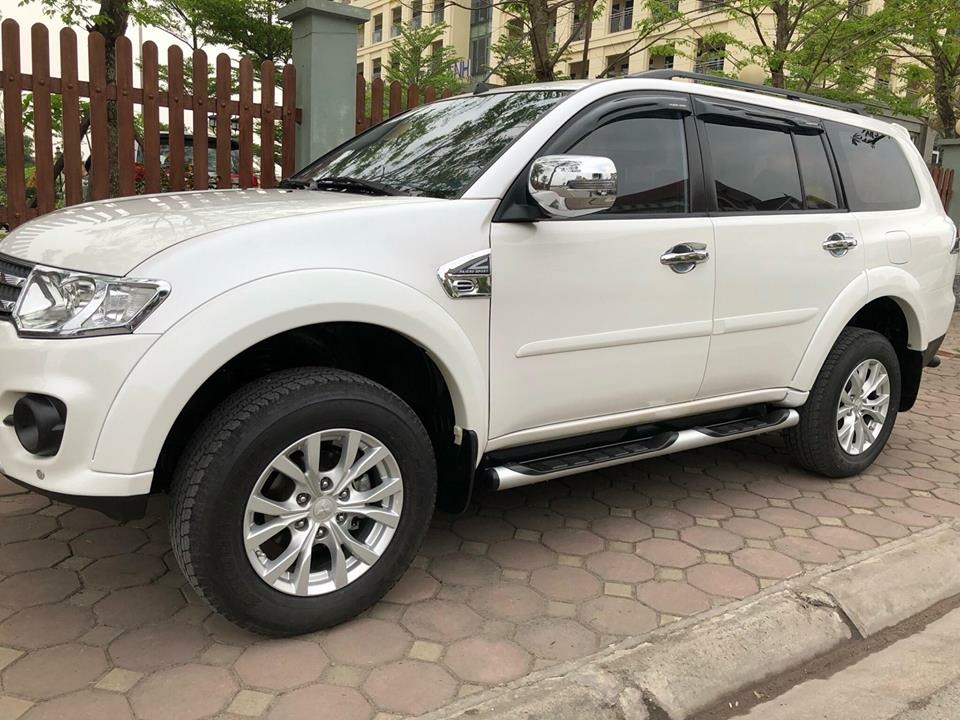 Gia đình cần bán xe Mitsubishi Pajero sport 2017 màu trắng số tự động