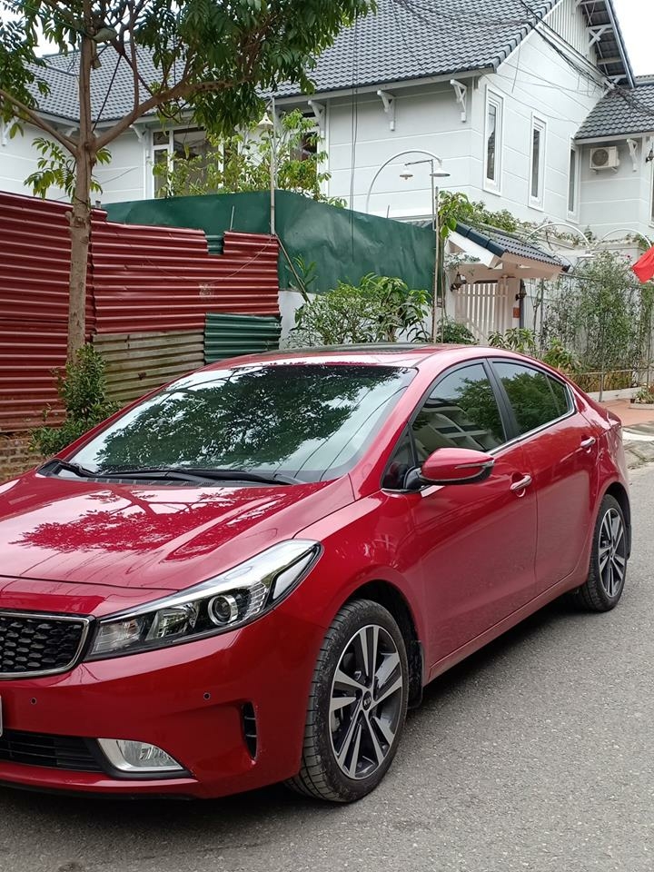 Cần bán Kia Cerato 2017, số tự động, màu đỏ
