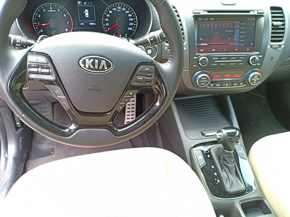 Cần bán Kia Cerato 2017, số tự động, màu đỏ