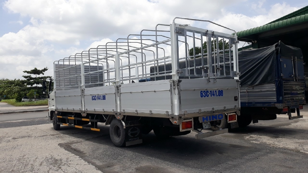 Xe tải Hino FC Tải 6 Tấn ( thùng bửng nhôm), Trả trước 300 triệu