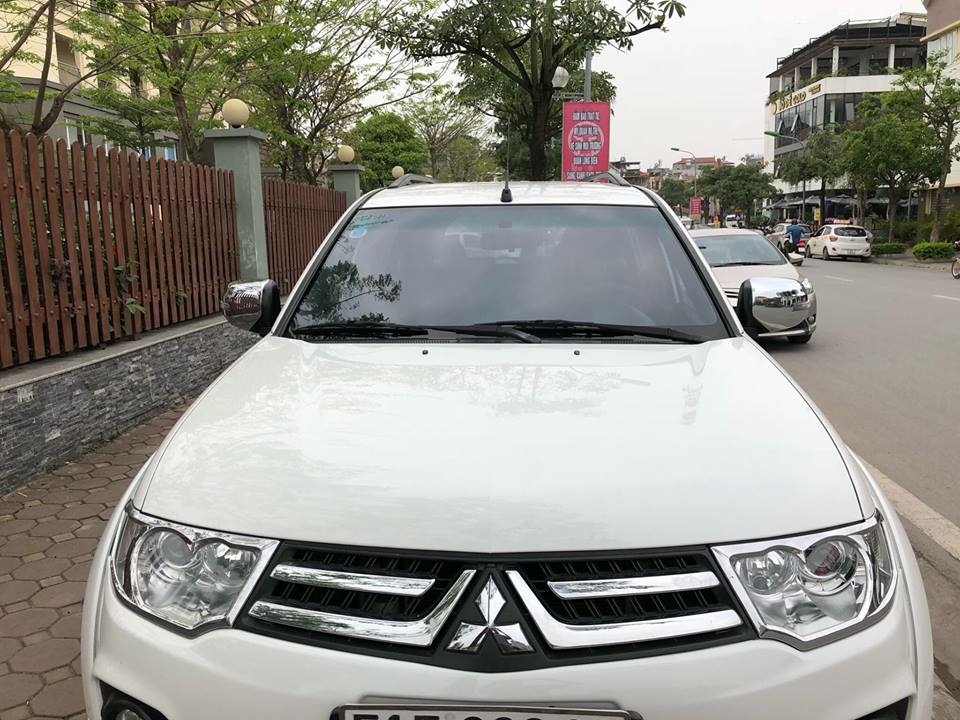 Gia đình cần bán xe Mitsubishi Pajero sport 2017 màu trắng số tự động