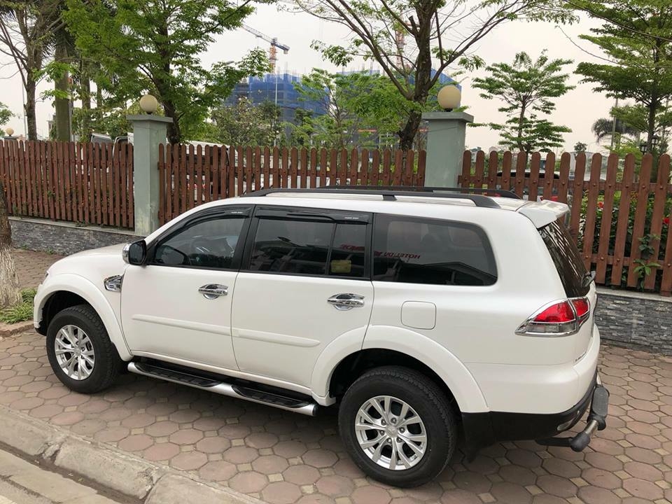 Gia đình cần bán xe Mitsubishi Pajero sport 2017 màu trắng số tự động