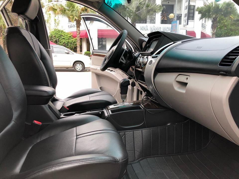 Gia đình cần bán xe Mitsubishi Pajero sport 2017 màu trắng số tự động