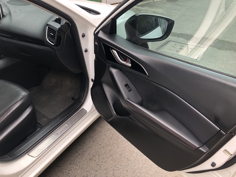 Mình Bán Mazda 3 tự động 2018 màu trắng bản full rất ít đi.