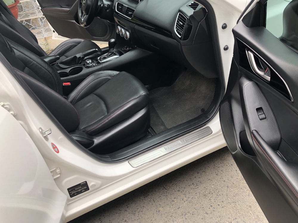 Mình Bán Mazda 3 tự động 2018 màu trắng bản full rất ít đi.