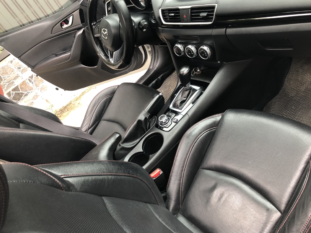 Mình Bán Mazda 3 tự động 2018 màu trắng bản full rất ít đi.